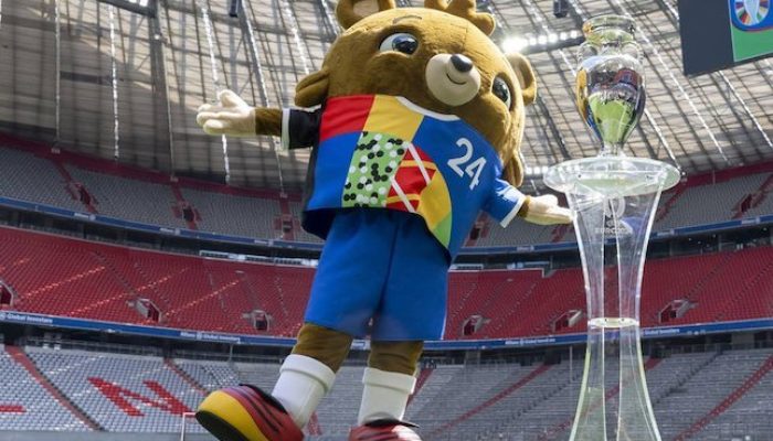 Albart, maskot Euro 2024 berdiri disamping trofi Piala Eropa di Allianz Arena, 13 Mei 2024 lalu. 