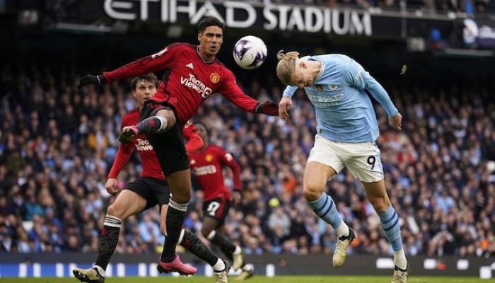 Duel Raphael Varane vs Erling Halaand di laga Manchester City vs Manchester United di pekan 27 Liga Inggris 2023/24 di Etihad, Minggu (03/03/2024). 
