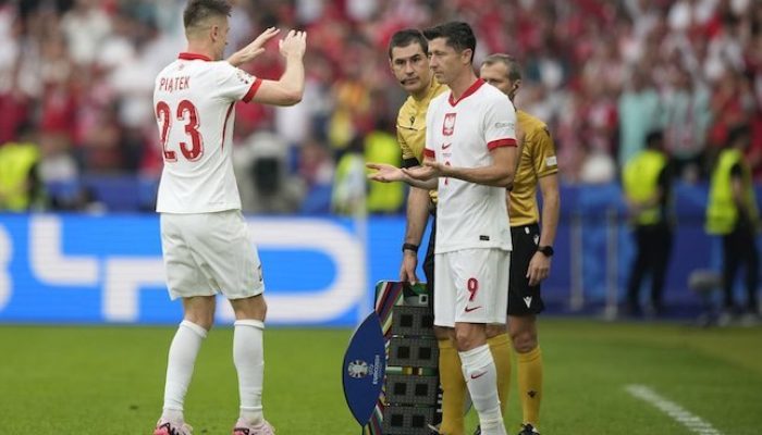 Euro 2024: Pemain Polandia, Krzysztof Piatek dan Robert Lewandowski (kanan)