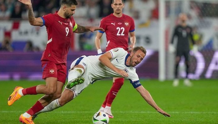 Harry Kane terjatuh dijegal lawan di laga Serbia vs Inggris, Euro 2024