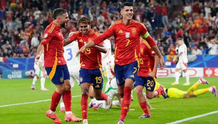 Skuad Spanyol merayakan own goal Riccardo Calafiori di laga kontra Italia, Euro 2024