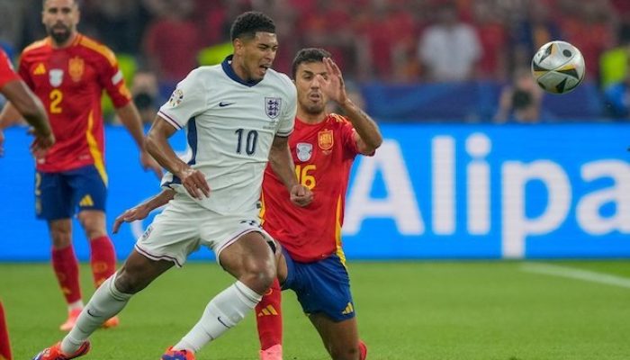 Duel Rodri dan Jude Bellingham dalam laga Spanyol vs Inggris di final Euro 2024, Senin (15/7/2024). 