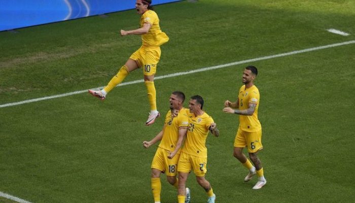 Euro 2024: Pemain-pemain Rumania merayakan gol Razvan Marin di pertandingan Piala Euro.