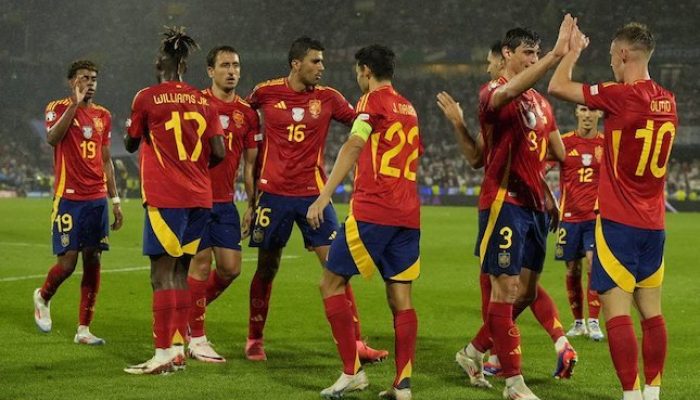 Euro 2024: Pemain-pemain Spanyol merayakan gol Dani Olmo (kanan) 