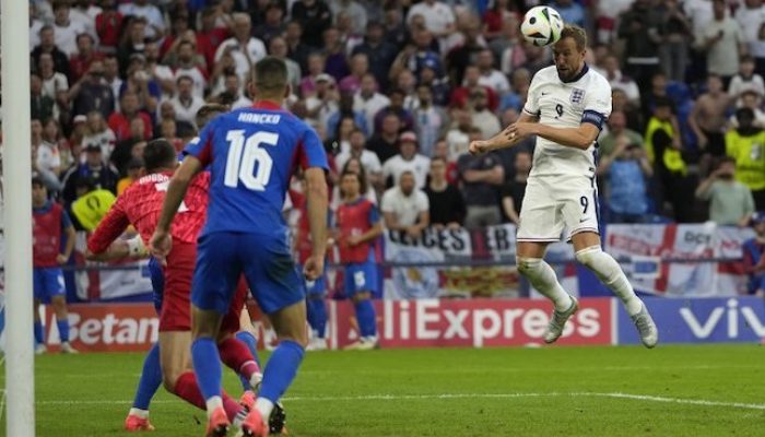 Harry Kane menanduk bola menjadi gol kedua Inggris ke gawang Slovakia, Minggu (30/6/2024)