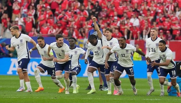 Momen selebrasi skuad Inggris usai memastikan kemenangan atas Swiss di babak adu penalti, Euro 2024