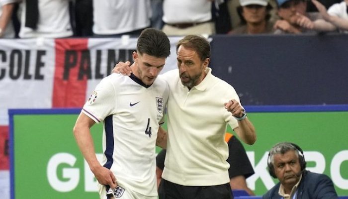 Pelatih Timnas Inggris, Gareth Southgate memberikan instruksi kepada Declan Rice di laga Inggris vs Slovakia, Minggu (30/6/2024)