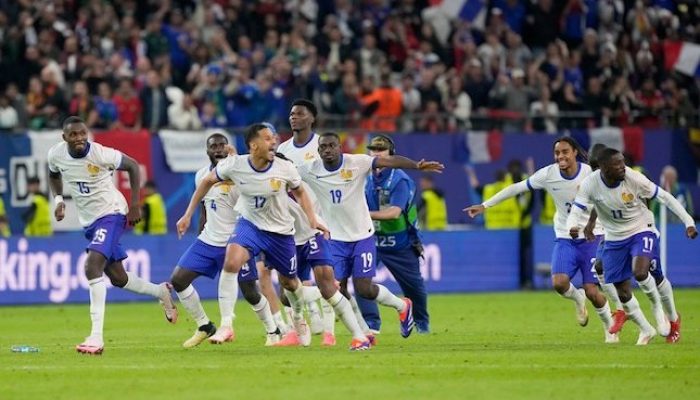 Selebrasi skuad Timnas Prancis usai memenangi adu penalti versus Portugal di laga 8 besar Euro 2024, Sabtu (6/7/2024)