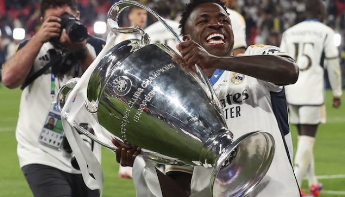 Vinicius Jr mengangkat trofi Liga Champions 2023/2024