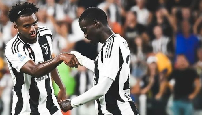 Serie A 2024/2025: Pemain Juventus, Timothy Weah (kanan) dan Juan Cabal, saat lawan Como di pekan ke-1