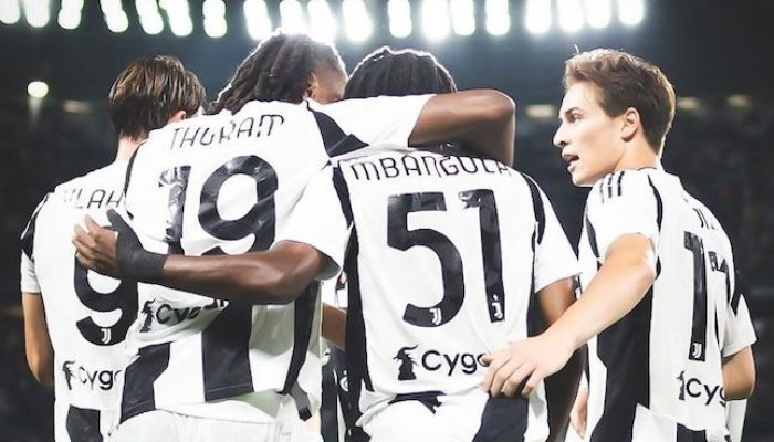 Serie A 2024/2025: Pemain-pemain Juventus merayakan gol Samuel Mbangula saat lawan Como di pekan ke-1 