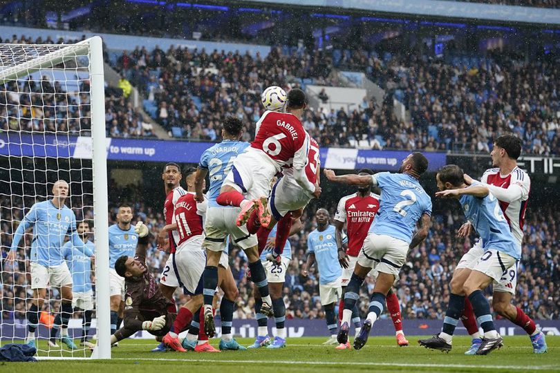 Bek Arsenal Gabriel Magalhaes menjebol gawang Manchester City di Etihad Stadium Minggu 2292024