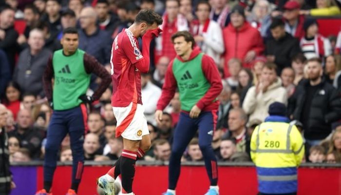 Bruno Fernandes tampak sedih usai dikartu merah di laga Manchester United vs Tottenham di Old Trafford, Minggu (29/9/2024)