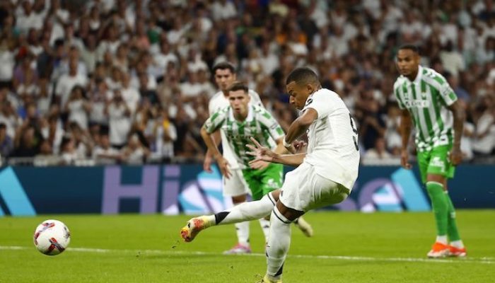 Kylian Mbappe mencetak gol di laga Real Madrid vs Real Betis di Santiago Bernabeu, Senin (2/9/2024) WIB.