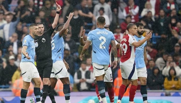 Leandro Trossard dikartu merah di laga Manchester City vs Arsenal di Etihad Stadium, Minggu (22/9/2024)