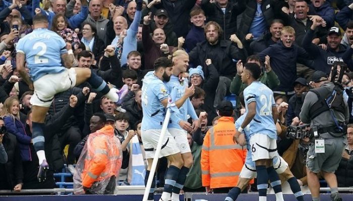 Skuad Manchester City merayakan gol Erling Haaland ke gawang Arsenal di Etihad Stadium, Minggu (22/9/2024).