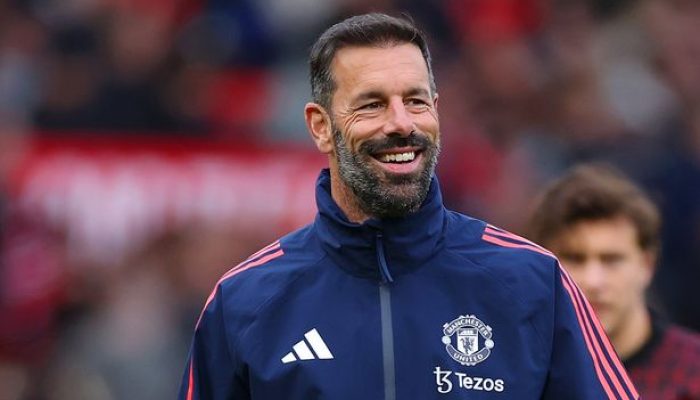 van-nistelrooy-tegaskan-loyalitas-tetap-bersama-manchester-united