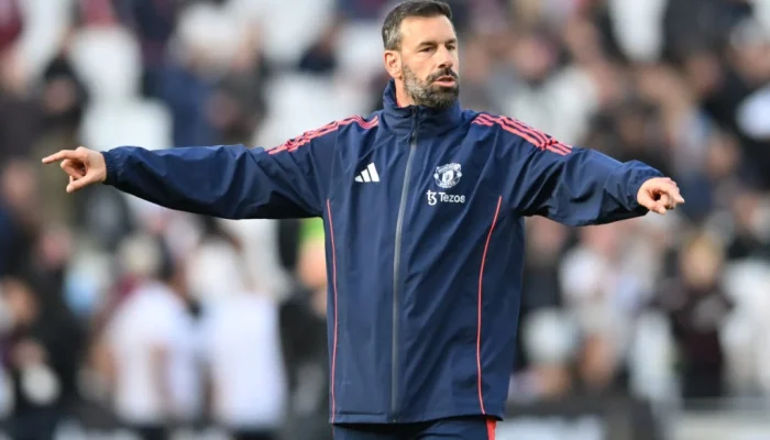 van-nistelrooy-tegaskan-loyalitas-tetap-bersama-manchester-united